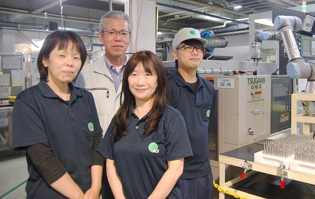 山中さん（左から2人目）、佐々木さん（同3人目）と高松工場の皆さん