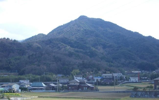 とらまる公園から見た虎丸城跡（虎丸山）。 山頂付近に虎丸城があった＝東かがわ市教育委員会提供