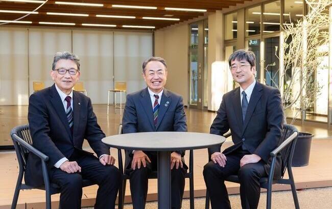左から 香川県教育委員会教育長 工代祐司さん、香川大学学長 筧善行さん、香川県高等学校長協会会長 山本浩樹さん=高松市番町の香川大学イノベーションデザイン研究所