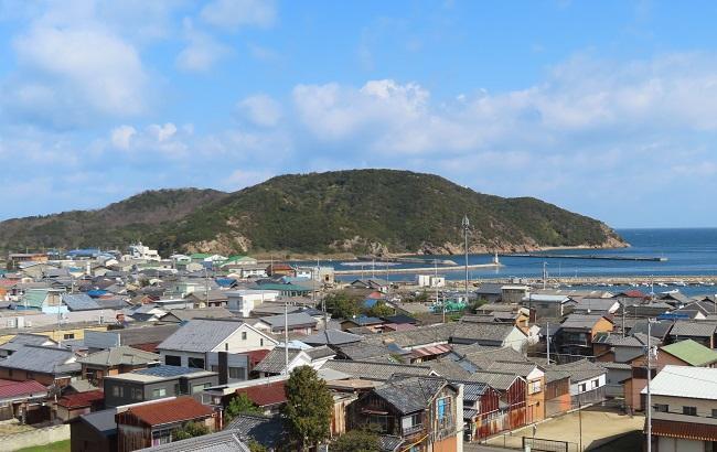 東かがわ市役所引田庁舎からみた引田城跡（城山）と町並み＝東かがわ市教育委員会提供