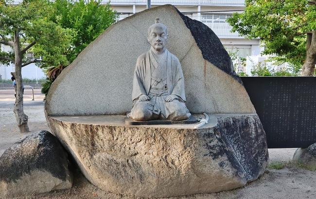 生駒親正像（二番丁公園にあります。）