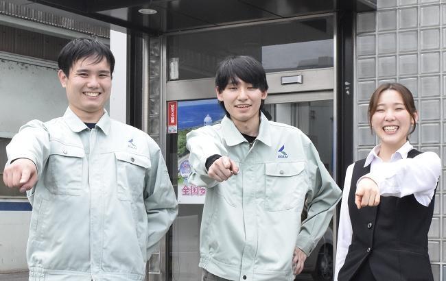 （写真左から）機械職場　山田　宗一郎さん　（高松中央高校出身） 機械職場　渡邉　義貴さん　　（高松中央高校出身） 営業1課　髙野　あすかさん　（小豆島中央高校出身）