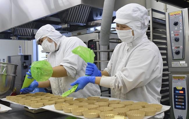 写真左より　菓子製造　圖子裕己さん（尽誠学園高校出身） 菓子製造　安藤由香さん（笠田高校出身）