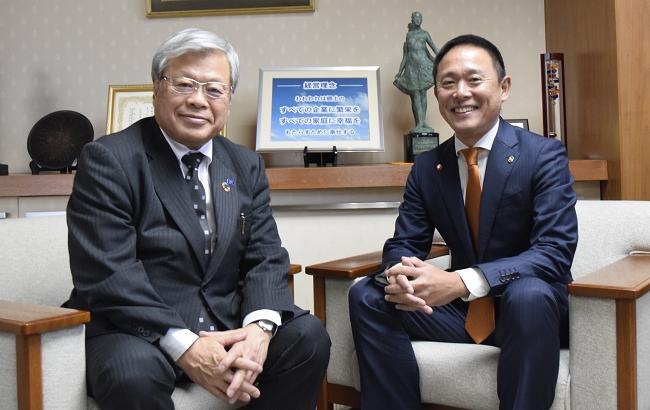 （写真左から）高松信用金庫 理事長 大橋 和夫さん／日進堂グループ 社長 喜久山 知哉さん