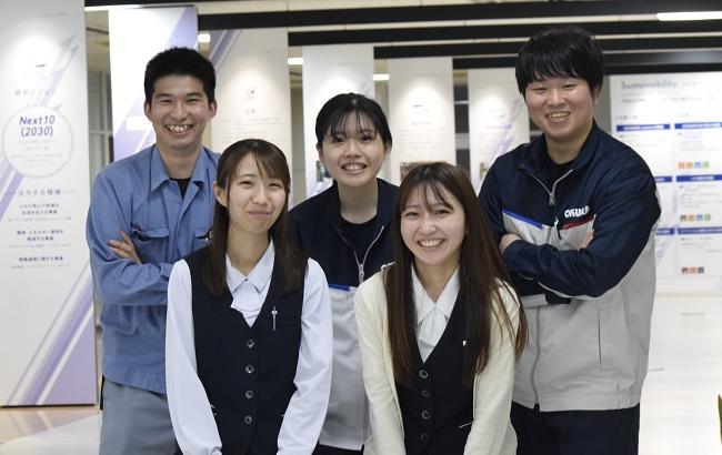 後列左より 新規材料事業部 宮田寛之さん（坂出工業高校出身）、R&Dセンター 内海佳奈さん（高松第一高校出身）･冨野舜介さん（高松西高校出身） 前列左より　法務･知財部 三宅麻奈美さん（善通寺第一高校出身）、総務･人事部 松岡梨奈さん（善通寺第一高校出身）