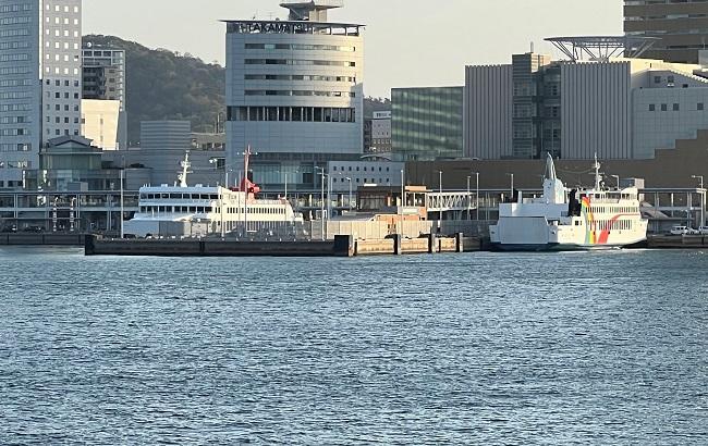 「めおん」から高松港旅客ターミナルビル（中央）を望む