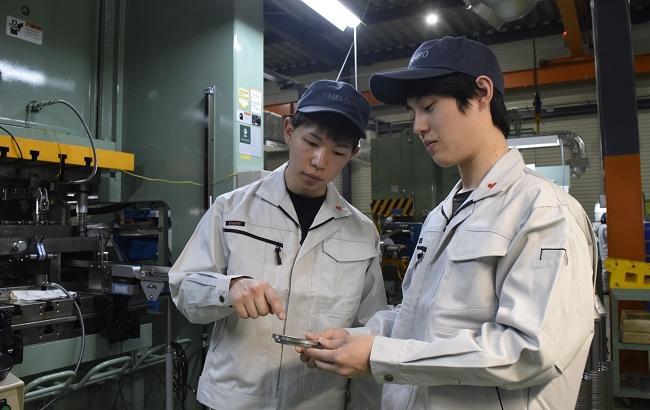 （写真左から）管理部管理課　髙畑　和弥さん（琴平高校出身） 第二製造部第3生産課　山下　雄史さん（多度津高校出身）