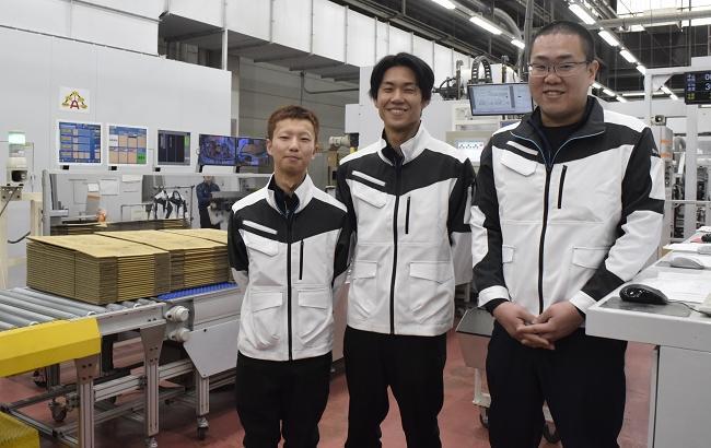 製造部製造課(写真左から) 由佐 将人さん(香川県藤井高校出身)、藤田 涼さん(高松南高校出身)、榮居 拓志さん(高松工芸高校出身)