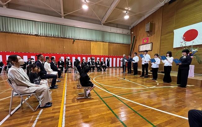 入学式で校歌を歌う島民合唱団の皆さん