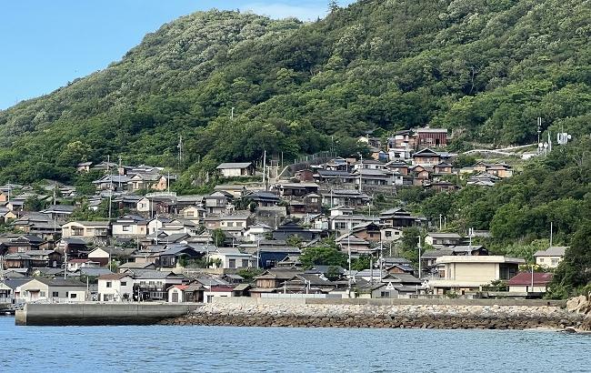 男木子に近づくフェリー「めおん」から