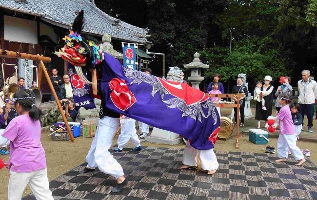 高松市内の神社での獅子舞奉納風景(瀬戸内海歴史民俗資料館提供)