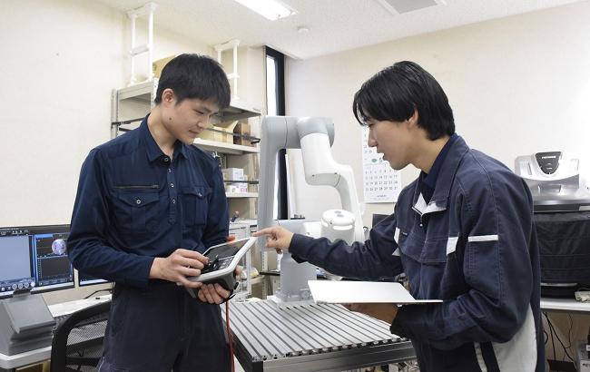 写真左　技術部　技術課　新谷　政樹さん（香川高専高松出身） 写真右　技術部　技術課　山下　航平さん（高松東高校出身）