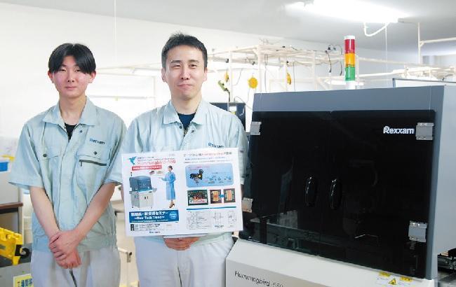 写真左　生産技術部第1生産技術グループ　高橋洸至さん（観音寺総合高校出身） 写真右　生産技術部第4生産技術グループ　市原愛浩さん（高松南高校出身）