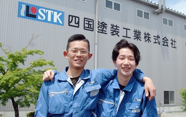 写真左　塗装課　Aライン　グループリーダー　濱岡　樹さん（香川西高校出身） 写真右：塗装課　Aライン　髙畠　一斗さん（坂出工業高校出身）