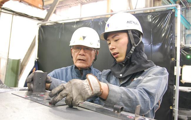 写真左　志度工場長　林　耕一さん（高松工芸高校出身） 写真右　生産第二課　ヘッド班　香川　竜輝さん（農業経営高校出身）