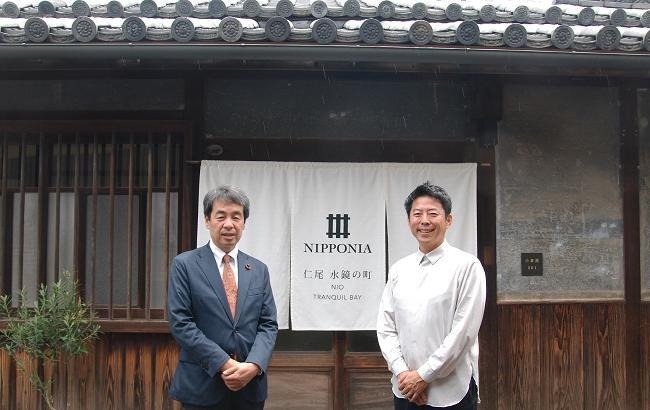 菅さんと竹内さん。建物は明治時代の古民家を再生した宿泊棟「小倉屋」