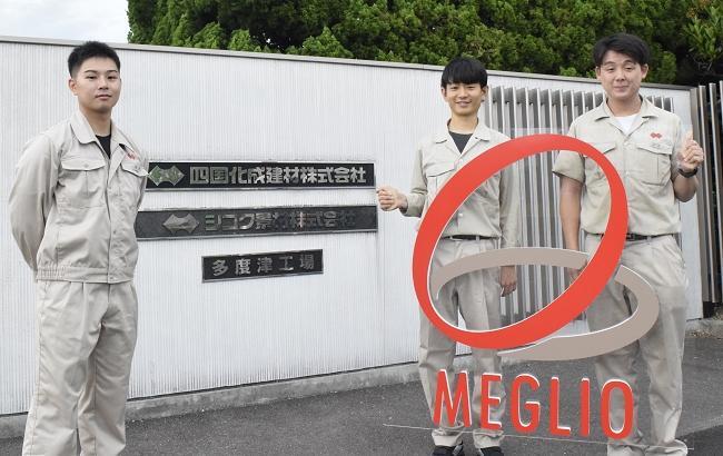 左：四国化成建材 商品開発部 特注・設計課 髙田 開さん（香川高専高松出身） 中：四国化成建材 商品開発部 エクステリア開発課 宮脇　亮さん（香川高専高松出身） 右：四国化成建材 商品開発部 エクステリア開発課 高井 直輝さん（香川高専詫間出身）