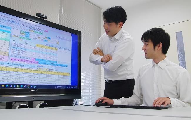 右：システム開発部　技術者　津郷 知早さん（坂出商業高校出身） 左：システム開発部　技術者　須鼻 浩平さん（香川中央高校出身）