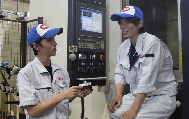 左：製造部組立課　精密仕上Gr係長　櫛田　稔さん（高松工芸高校出身） 右：製造部機械加工課　マシニングセンタGr　植村　勇斗さん（津田高校出身）