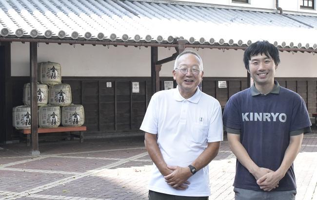 左：多度津工場・琴平工場　製造課長　酒井　史朗さん（高松西高校出身） 右：自製酒部　前川　卓哉さん（多度津高校出身）