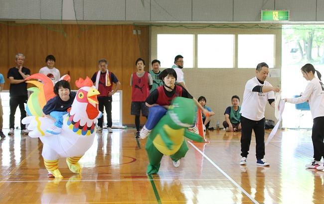健康づくり推進チーム企画の運動会に参加した社員と家族