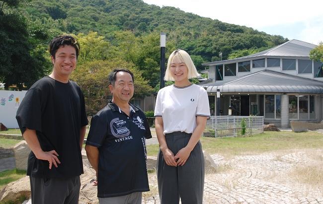 左から一人目：取締役　安藤　恵悟さん 二人目：「ル・ポール粟島」支配人　西内　聖一さん（善通寺第一高校出身） 三人目：製造スタッフ　近藤　紗世さん（観音寺総合高校出身）