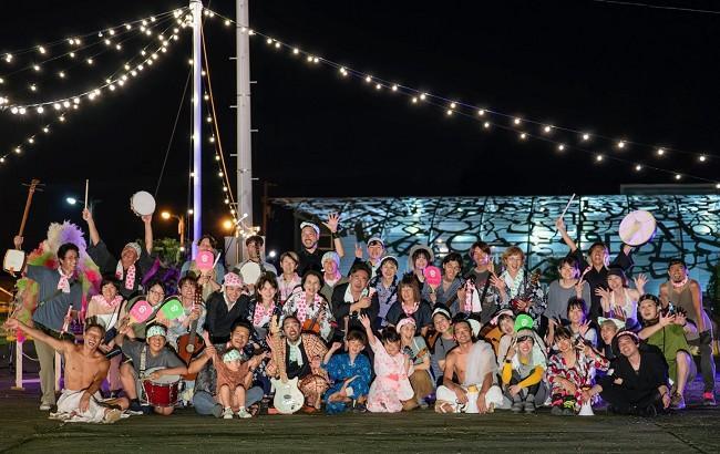 プロ集団「きゅうかくうしお」と島民による３日間の野外パフォーマンス終了時の様子（写真　Marime Nakagawa）