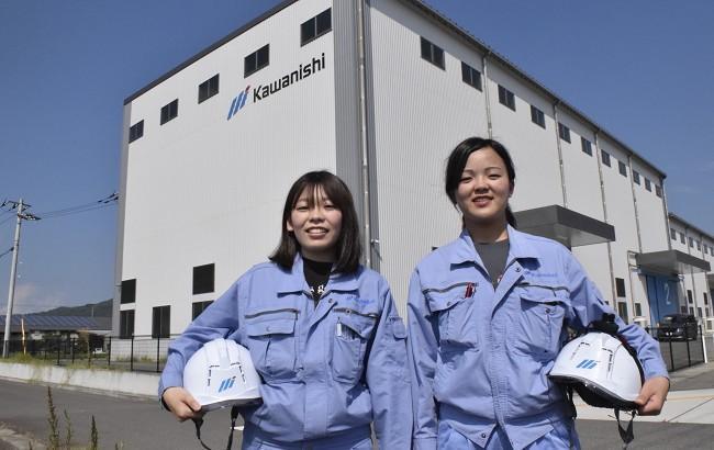 右：エンジニアリング部 技術課　水谷　美宥さん（高松工芸高校出身） 左：エンジニアリング部 技術課　宮脇　夏美さん（高松工芸高校出身）