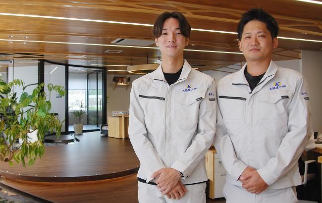 左：工事三部　藤本真　悟さん（高松南高校出身） 右：工事三部　佐々木　柊人さん（尽誠学園高校出身）