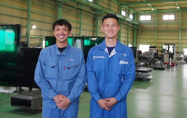 左：本社板金　係長　氏家　仁さん（坂出工業高校出身） 右：本社板金　川部智功さん（坂出商業高校出身）