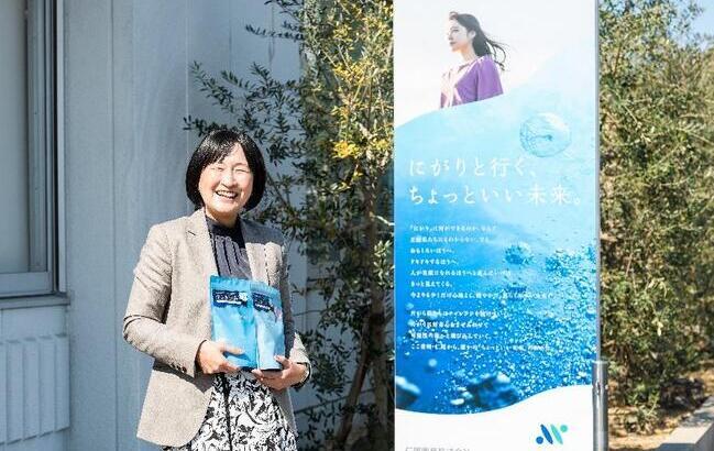 入浴剤のumiral「BATH SALT」を手に＝三豊市仁尾町の仁尾興産本社