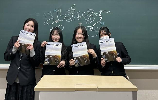発刊に向けて意欲を見せる２年生メンバー。左から瀬戸万叶さん、浅尾仁心さん、髙橋優衣さん、藤岡来実さん