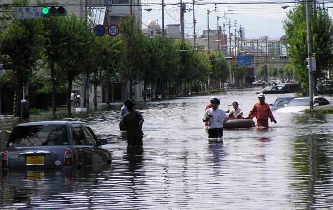 平成16年、台風16号による高松市内の高潮浸水状況（写真提供：香川県）
