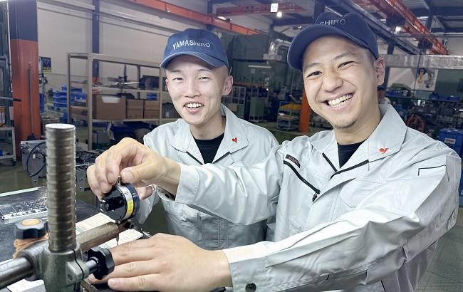 左：第二製造部 第3生産課　邉見健吾さん（徳島・つるぎ高校出身） 右：第一製造部 第2生産課　加藤大貴さん（愛媛・土居高校出身）