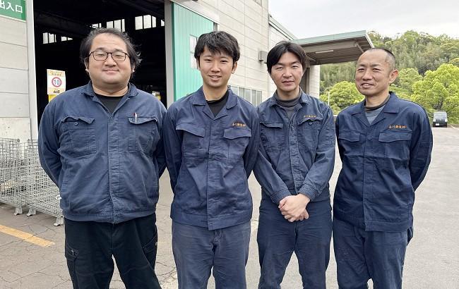 左から 生産技術課 藤岡 敬祐さん（藤井学園（現蓬莱学園）寒川高校出身） フラン造型班　国遠 翔さん（石田高校出身） CNC班リーダー　木内 恒太さん（志度高校出身） 生産技術課課長　沼 保徳さん（高松第一高校出身）
