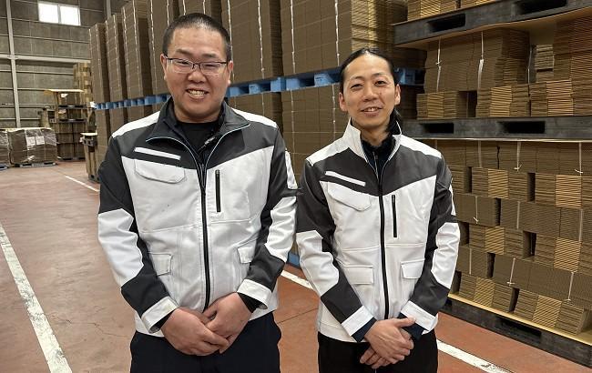 左：製造部製造課　榮居 拓志さん（高松工芸高校出身） 右：製造部製造課　宮武 荘士朗さん（高松商業高校出身）