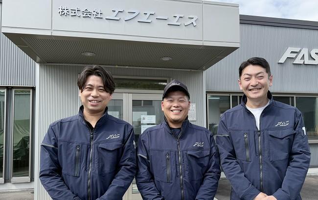 左：営業部　村上 凌太さん（高松桜井高校出身） 中：輸送部　篠原 悠さん（尽誠学園高校出身） 右：取締役　日野 聖悟さん（愛媛・今治東高校）