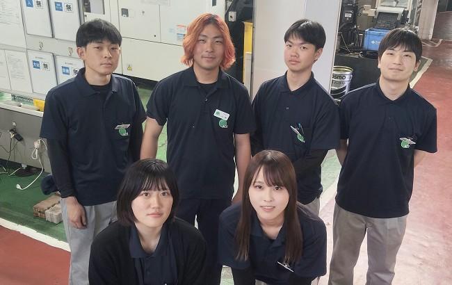前方左から　出井　友理さん（高松工芸高校出身）／湊　萌音さん（高松東高校出身） 後方左から　吉塚　真さん（英明高校出身）／山越　一史さん（高松工芸高校出身）／井町　海さん（高松中央高校出身）／森田　有さん（高松中央高校出身）