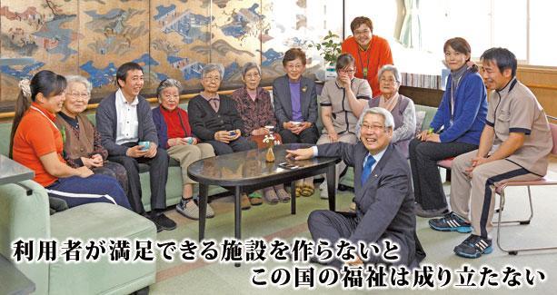 香東園の職員、利用者の皆さんと＝高松市岡本町