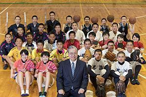 野球部、ソフトテニス部、卓球部、サッカー部、柔道部、 陸上部、バスケットボール部、剣道部の生徒たちと =善通寺市生野町の尽誠学園高校体育館