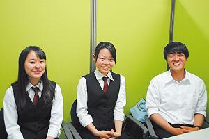 「うどん女子増殖プロジェクト」メンバー。左から 曽根愛理さん、請川知里さん、林崇裕さん（現3年）