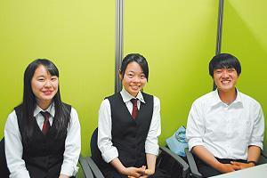 「うどん女子増殖プロジェクト」メンバー。左から 曽根愛理さん、請川知里さん、林崇裕さん(現3年)
