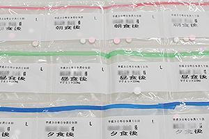 1回分ずつに包装された薬。全ての袋に 名前といつ飲むかが記されている