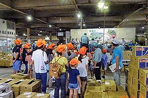 夏休みの人気企画「市場DE自由研究」の様子