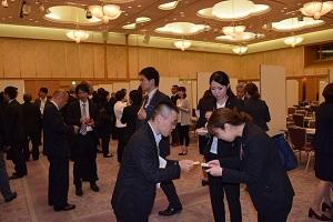 名刺交換会でもお互いを知ろうと盛んに交流