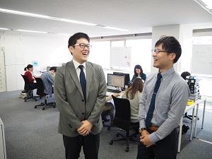 東京本社からのサポートスタッフの 相馬大佑さん（左）と指田大輔さん。 「高松の居心地が良くて東京に帰りたくないくらい」
