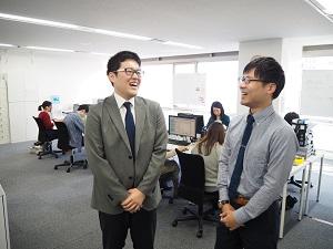 東京本社からのサポートスタッフの 相馬大佑さん(左)と指田大輔さん。 「高松の居心地が良くて東京に帰りたくないくらい」