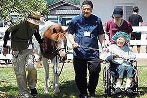 ホースセラピーの様子。乗馬体験は一般市民も可能 =センター内J’sセラピーガーデン