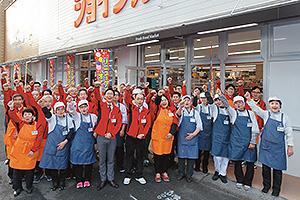 従業員たちと＝長崎市相生町の大浦店