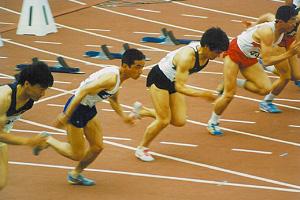 大学時代の陸上競技大会(左から2番目)